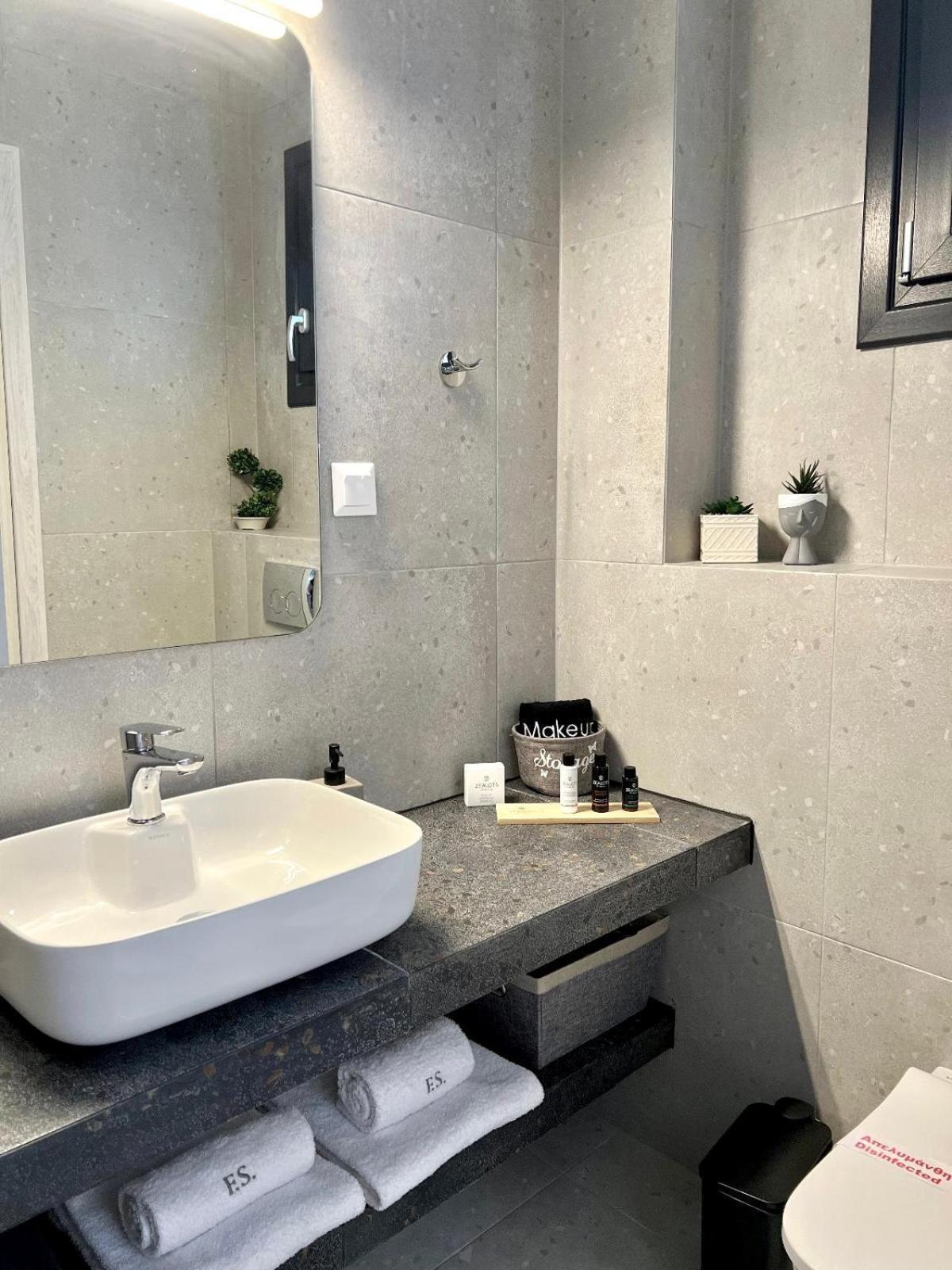 Four Shades Luxury Suites Сарти Екстериор снимка