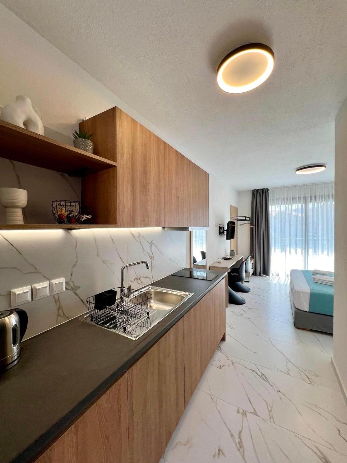 Four Shades Luxury Suites Сарти Екстериор снимка