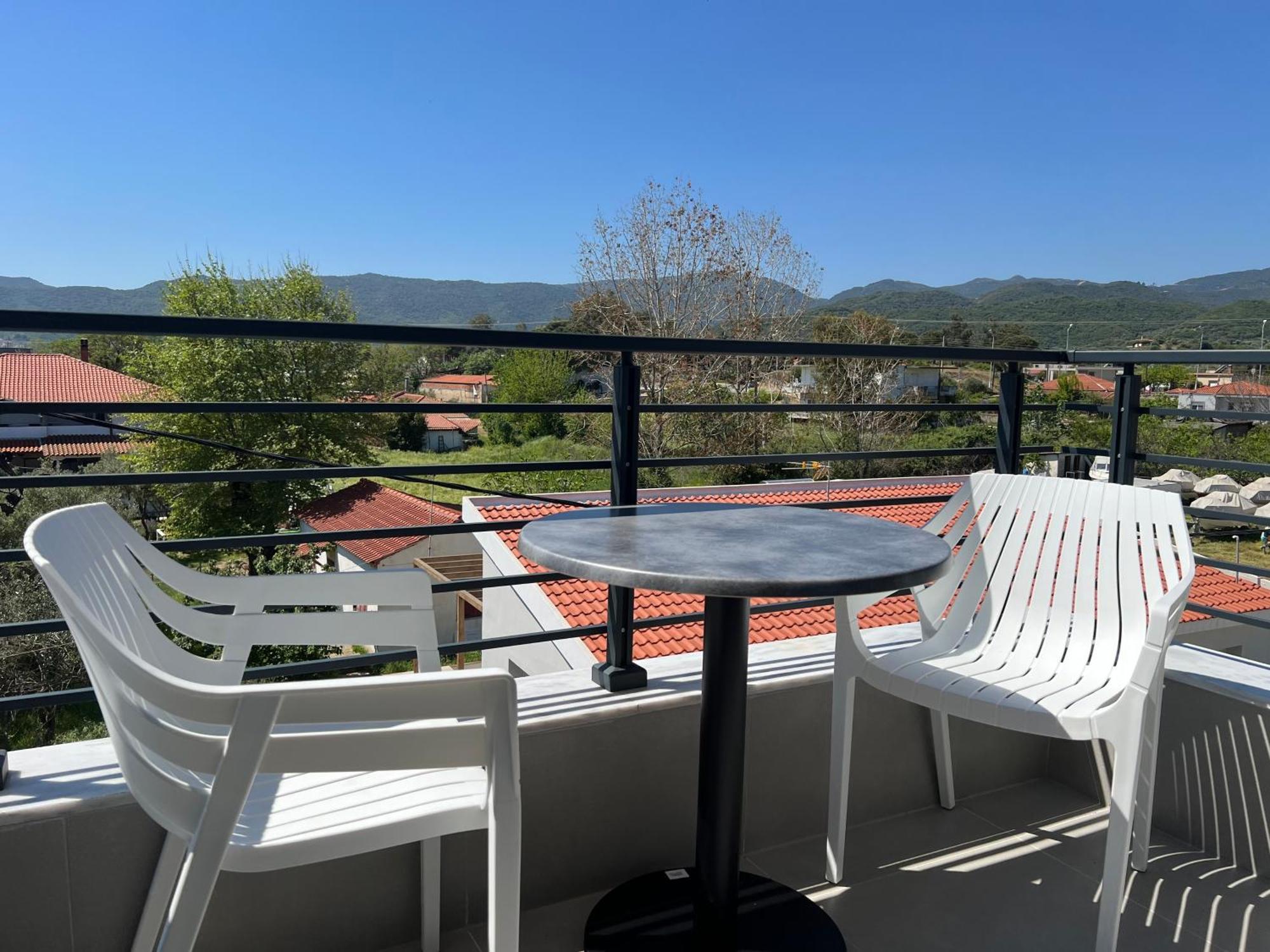 Four Shades Luxury Suites Сарти Екстериор снимка